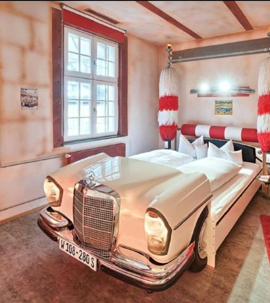 Fél autóból készült ágy